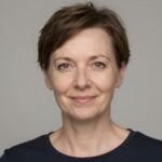 Профессиональный портрет уверенного российского юриста компании Калинин Партнер на нейтральном размытом фоне